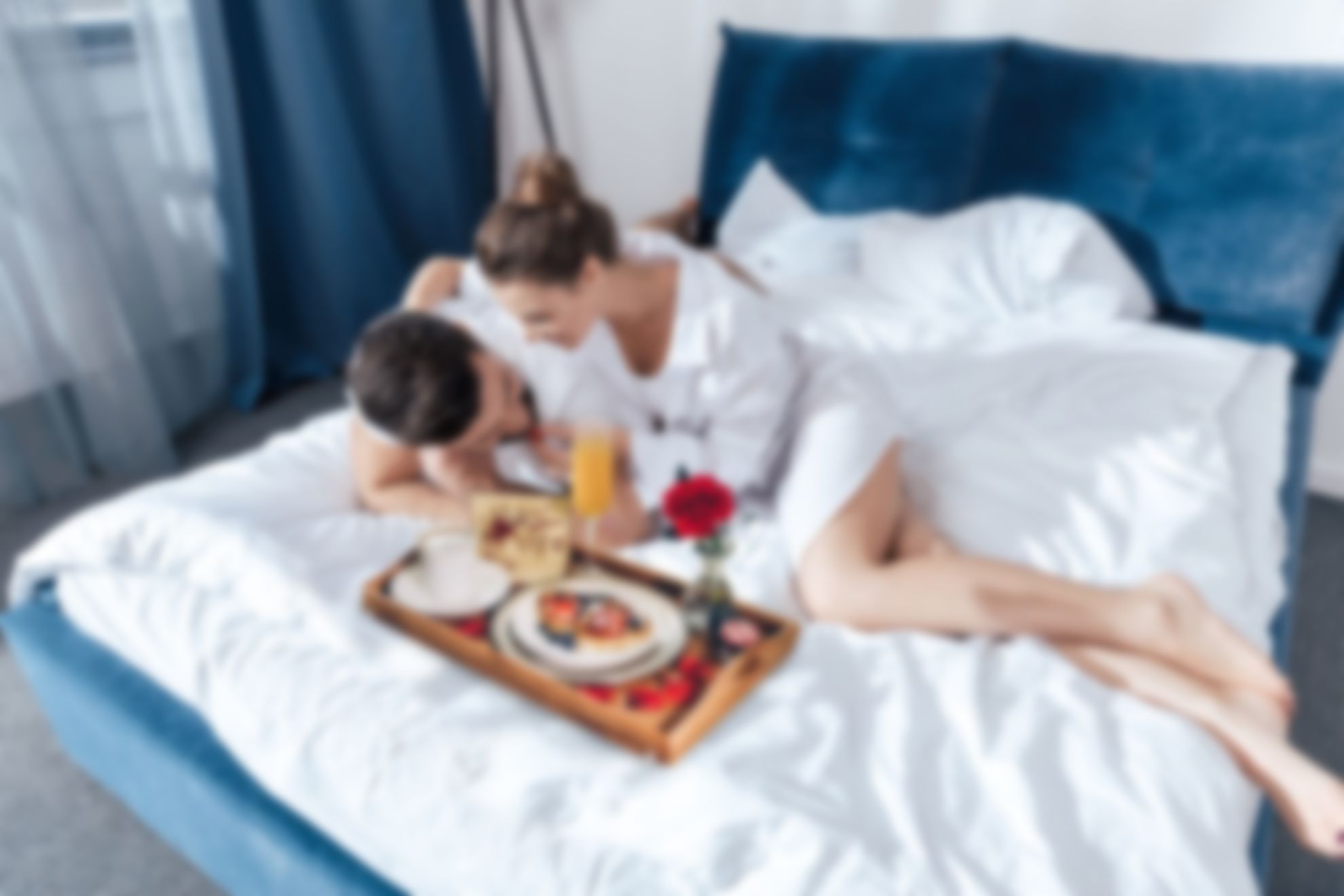 Gina Gerson и Stephanie Moon подают себя как завтрак в постель