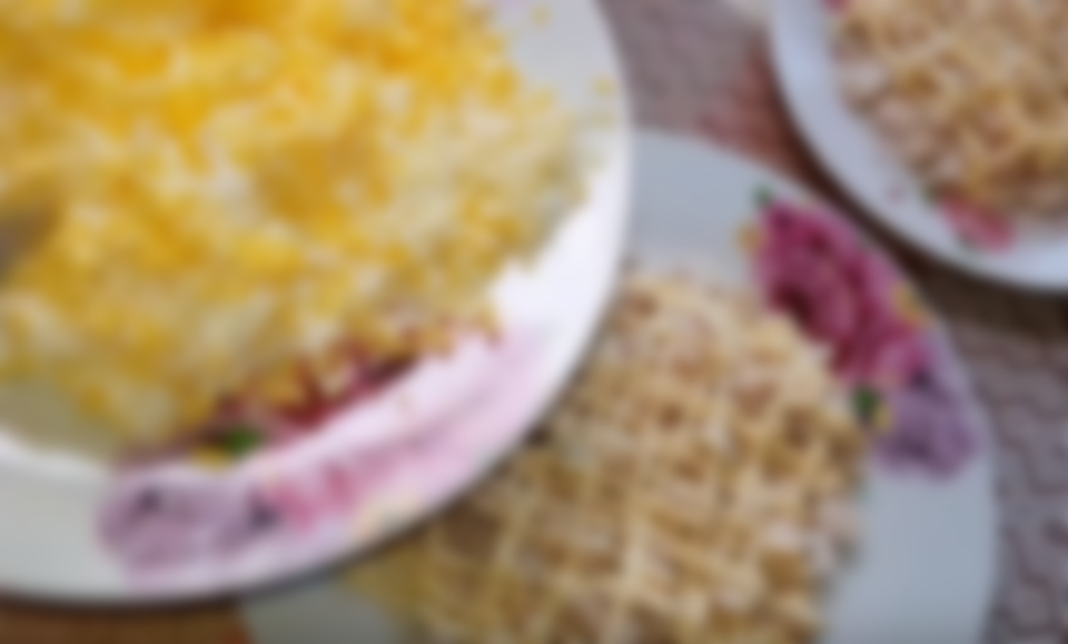 Салат с курицей и ананасами и сыром и яйцом слоями рецепт с фото