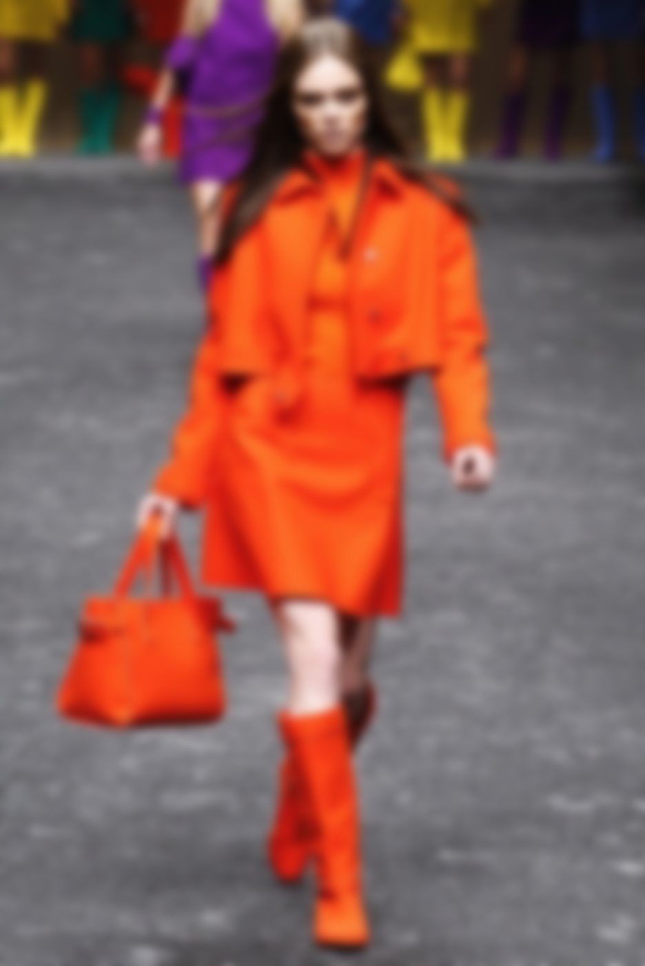 Серый с оранжевым в одежде