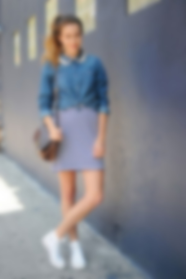 Джинсовая юбка с кроссовками фото
