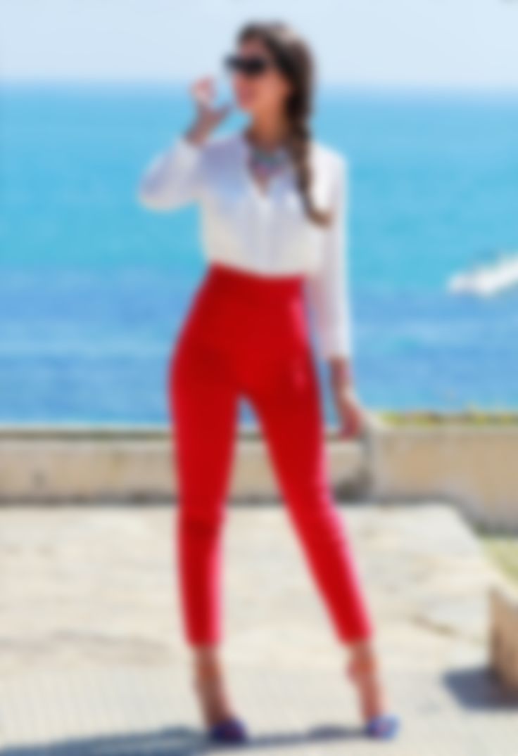 С чем носить красные брюки женские летом