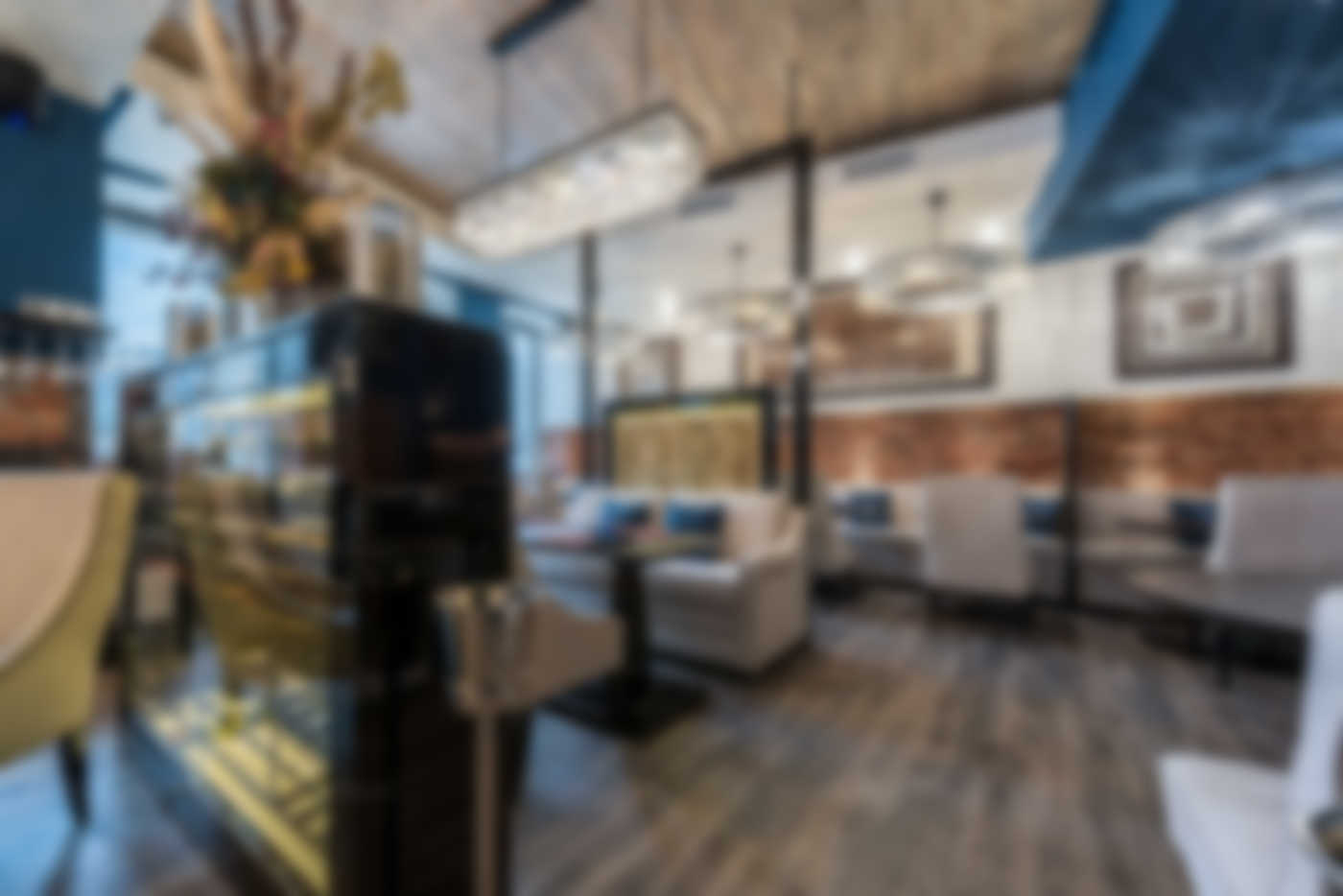 Ресторан со светлым интерьером
